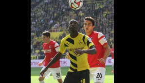 Volle Konzentration auf den Ball: Dortmunds Adrian Ramos (l.) im Zweikampf mit Marc-Oliver Kempf