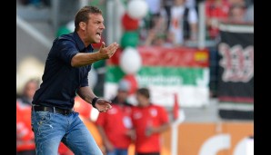 Markus Weinzierl feuert seine Mannschaft lautstark an. Es scheint zu helfen. Augsburg dreht das Spiel und geht mit 2:1 in Führung