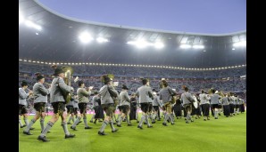 FC BAYERN MÜNCHEN - SC PADERBORN 4:0: Die bayerische Blaskapelle stimmte die Zuschauer ein