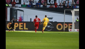 Auch beim 2:1 für Paderborn war Bernd Leno nicht mehr im Kasten, Moritz Stoppelkampf umkurvte den Keeper und schob locker ein