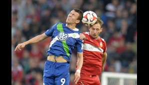 Ivan Perisic im Luftkampf um den Ball. Die Wolfsburger lassen den Stuttgartern keine Chance....
