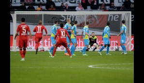 Timo Horn schenkt Leverkusen den Ausgleich: Hakan Calhanoglu haut einfach mal drauf, Horn hält den Ball nicht fest und Karim Bellararbi staubt ab