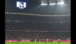 BAYERN MÜNCHEN - BAYER LEVERKUSEN 1:0: Vor dem Anpfiff gedenken die Spieler bei einer Trauerminute an Tugce