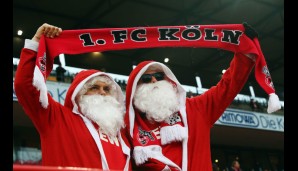 1. FC KÖLN - FC AUGSBURG 1:2: Hohoho! Diese zwei Fans stimmen sich standesgemäß auf die Weihnachtszeit ein...