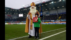 SC PADERBORN - SC FREIBURG 1:1: Hoher Besuch in Paderborn: Der Nikolaus höchstpersönlich war zu Gast in der Benteler-Arena