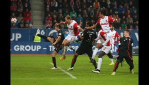 Der Dosenöffner des Spiels: Medhi Benatia verlängert in dieser Szene einen Freistoß ins lange Eck - der Auftakt der Bayern-Show