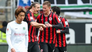 FRANKFURT - HANNOVER 2:2: Hünen unter sich, Alex Meier und Torschütze Madlung feiern die 1:0-Führung.