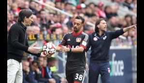 Schmidt und Schmidt: Leverkusens Roger übergibt Bellarabi den Ball, sein Mainzer Kollege Martin gibt seiner Mannschaft im Hintergrund Anweisungen