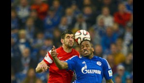 Schalkes Farfan muss in der Anfangsphase nach einem Zusammenprall mit Mitrovic behandelt werden