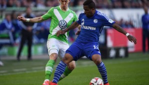 Jefferson Farfan ist endlich wieder Teil der Schalke-Elf. Hier beharkt er sich mit Ivan Perisic