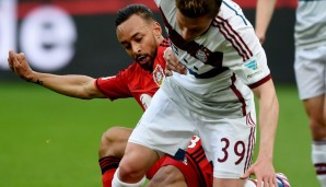 Willkommen in der Bundesliga! Karim Bellarabi zeigt Rico Strieder, wie Defensivarbeit im Oberhaus auszusehen hat