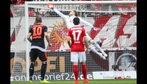 Karius streckt sich vergebens - der Ball fliegt mit sehr viel Glück ins Mainz-Tor
