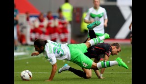 WOLFSBURG - FRANKFURT 2:1: Stefan Aigner hat im Wettkrabbeln um den Ball gegen Ricardo Rodriguez den falschen Kurs eingeschlagen