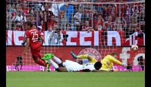 Auf dem Platz passiert allerdings auch etwas: Thomas Müller erzielt das erlösende 1:0.