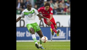 Hiroshi Kiyotake übt im Zweikampf gegen Wolfsburgs Joshua Guilavogui seine Weitsprungfähigkeiten