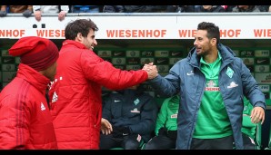 SV WERDER BREMEN - FC BAYERN MÜNCHEN: 0:1: Man kennt sich halt: Javi Martinez begrüßt seinen Kumpel aus Münchner Tagen, Claudio Pizarro...