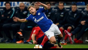 FC SCHALKE 04 - HERTHA BSC BERLIN 2:1: Vedad Ibisevic holt Max Meyer von den Beinen und holt sich die Ampelkarte