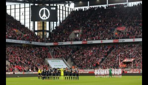 Gemeinsam schweigen Spieler und Fans in Köln