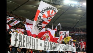 Die Stuttgarter Fans mit einer klaren Botschaft gen Frankreich