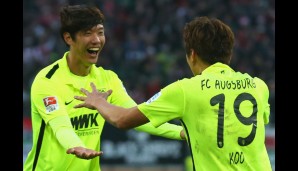 FC AUGSBURG - SCHALKE 04 2:1: Hong bejubelt mit seinem Landsmann Koo den Führungstreffer des FCA