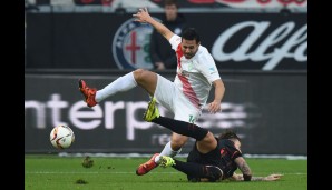 FRANKFURT - BREMEN 2:1: Ganz im Sinne des qualvollen Abstiegskampfs wird Pizarro samt Rasen und Ball gleich mal von den Beinen geholt