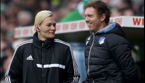 Als kleines Begrüßungs-Geschenk wurde dem jüngesten Trainer der Bundesliga-Geschichte gleich mal Bibiana Steinhaus zum Small-Talk an die Seitenlinie gestellt