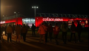 MAINZ - SCHALKE 2:1: Im Mainzer Nachthimmel erstrahlte die Coface Arena in rot und weiß