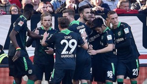 Kollektiver Jubel bei Hannover 96 nach dem Treffer zum 1:1 von Kapitän Schulz