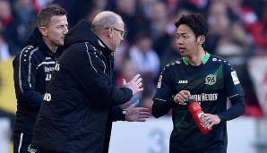 Anweisungen vom Chef: 96-Trainer Thomas Schaaf unterrichtet Hiroshi Kiyotake
