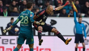 Unbeeindruckt lässt Wolfsburg-Keeper Koen Casteels Arjen Robben im Strafraum vorbeisegeln