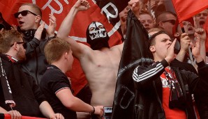 Geisterstunde: Die Fans von Leverkusen in feinem Derby-Zwirn
