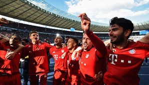 Auch wenn die Entscheidung in der Meisterschaft vertagt wurde, probten die Bayern-Spieler schon einmal den Jubel im Berliner Olympiastadion