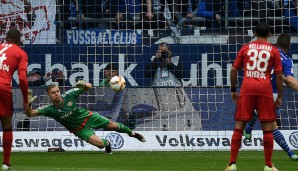 SCHALKE - LEVERKUSEN 2:3: Schalke startete stark und bekam einen Elfmeter. Huntelaar scheiterte an Leno, der mit einem katzenartigen Reflex den Ball abwehrt