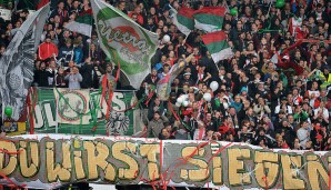 FC AUGSBURG - HAMBURGER SV: Die Marschrichtung der FCA-Fans ist klar, die Spieler auf dem Platz scheinen das als Motivation zu nehmen