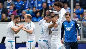 TSG HOFFENHEIM - FC SCHALKE 04: So nah können sich Frust und Jubel kommen. Schalke feiert, Sebastian Rudy marschiert enttäuscht davon