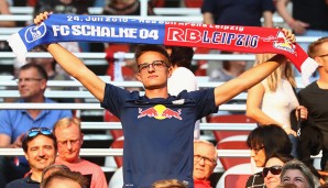 Der BVB hat dem Gegner verboten, einen Schal mit BVB-Logo zu produzieren. Die Fans reagieren aus Protest mit einem Schalke-Schal
