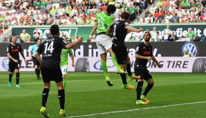 Bei seinem ersten Bundesligaspiel seit 1211 Tagen wirft sich Mario Gomez direkt in die Action