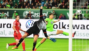 Egal ob Fußballgott, der Ball oder Jonas Lössl, gegen Gomez haben sich in der Bundesliga bislang einfach alle verschworen