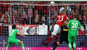 15 Minuten lang näherten sich die Bayern an, dann war die Kugel im Kasten. Arturo Vidal trifft per Kopf