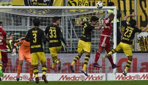 Die Dortmunder zeigen sich von dem frühen Rückstand fast schon geschockt, während der Außenseiter weiter Druck macht. Hier versucht es Dario Lezcano mit einem Kopfball...