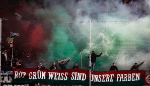Die Augsburger Fans feierten den Sieg ihrer Mannschaft in gewohnter Manier