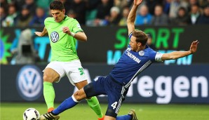 VFL WOLFSBURG - FC SCHALKE 04 0:1: Die Nationalmannschaftskollegen im Duell. Wolfsburg und Schalke schenkten sich in Halbzeit 1 nichts.