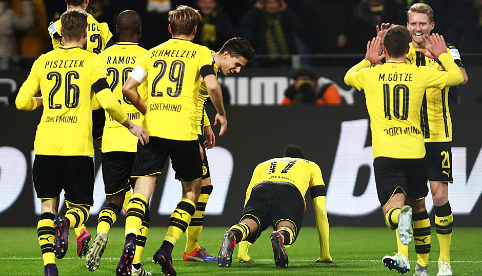 Blitzstart Dortmund! Götze legt mit seinem ersten Assist für Dortmund das 1:0 für Auba auf. Der feiert kurios: Mit einigen Liegestützen pumpt er sich weiter auf