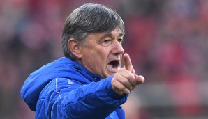 Darmstadts Interimscoach Ramon Berndroth gibt seinem Team in seinem ersten Spiel die nötigen Anweisungen
