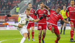 FC INGOLSTADT - SC FREIBURG 1:2: Florian Niederlechner netzte gleich doppelt für den SC - Roger mochte da schon gar nicht mehr hinsehen
