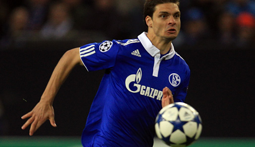 Auch für den griechischen Nationalspieler Angelos Charisteas geht das Abenteuer Schalke zu Ende. Er wechselt zu Panetolikos Agrinio