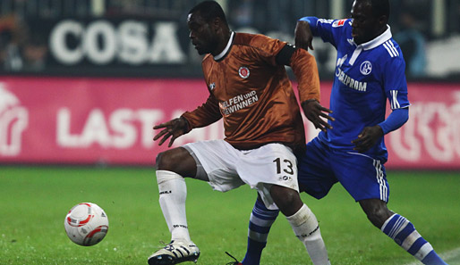 Nach dem Abstieg vom FC St. Pauli kehrt der 33-jährige Gerald Asamoah (l.) nicht zu Schalke zurück