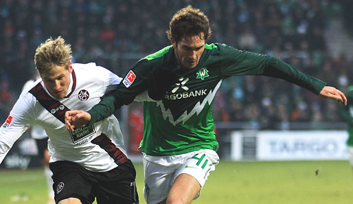 Dominik Schmidt (r.) wechselt von Werder Bremen zu Eintracht Frankfurt und unterschreibt einen Vertrag bis Ende Juni 2012 - mit Option auf Verlängerung