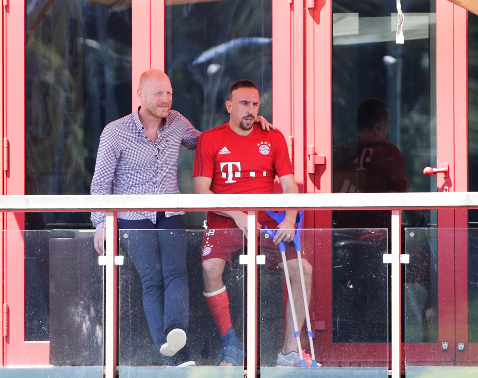 Franck Ribery durfte das nicht. Der Franzose trägt noch Gips, Mattias Sammer scheint ihn zu trösten