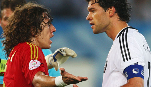 "Que, pasa, hombre?" - Carles Puyol in einer Diskussion mit Michael Ballack beim EM-Finale 2008